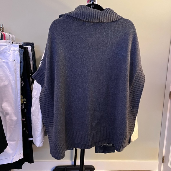 (Bin 9)  Old navy gray sleeveless poncho turtleneck with buttons, Size M/L - Picture 5 of 5
